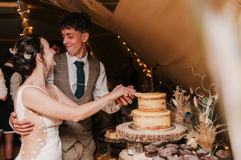 couple cutting the wedding cake at Bower Hill Farm